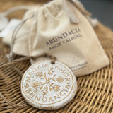 MEDALLÓN ABUNDANCIA, ALEGRIA Y AMOR / BLANCO Y ORO